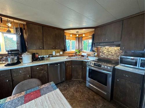 619 5A Avenue, Vauxhall, AB - Indoor Photo Showing Kitchen With Double Sink