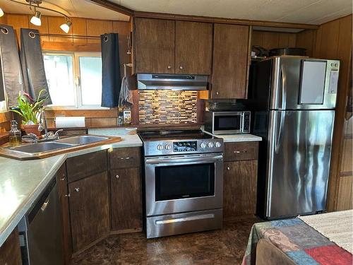 619 5A Avenue, Vauxhall, AB - Indoor Photo Showing Kitchen With Double Sink