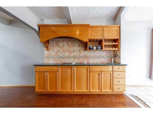 60 White Pelican Way, Lake Newell Resort, AB - Indoor Photo Showing Kitchen