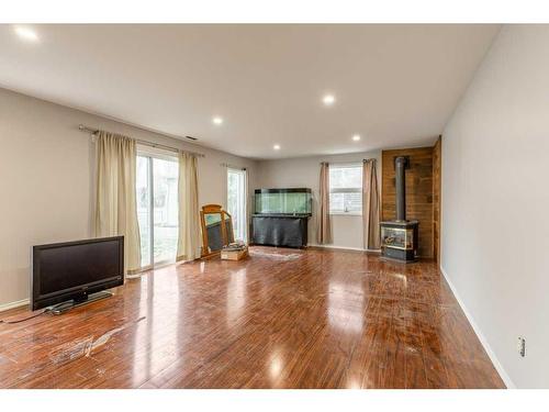 60 White Pelican Way, Lake Newell Resort, AB - Indoor Photo Showing Living Room With Fireplace