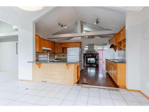 60 White Pelican Way, Lake Newell Resort, AB - Indoor Photo Showing Kitchen