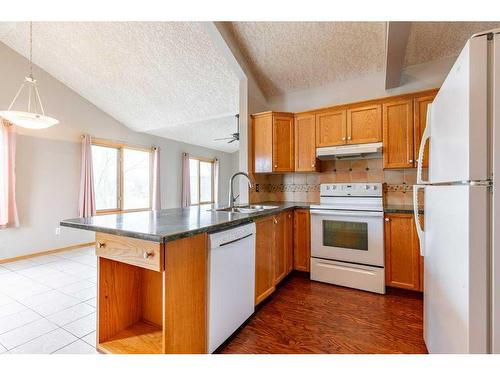 60 White Pelican Way, Lake Newell Resort, AB - Indoor Photo Showing Kitchen