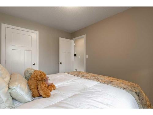 5114 42 Avenue, Taber, AB - Indoor Photo Showing Bedroom