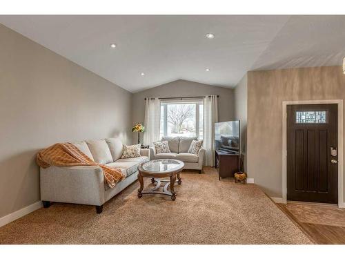 5114 42 Avenue, Taber, AB - Indoor Photo Showing Living Room