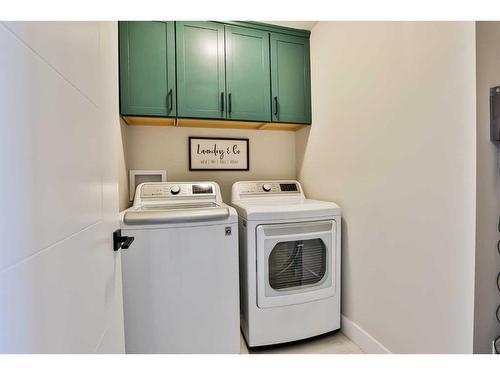 4311 Fairmont Gate South, Lethbridge, AB - Indoor Photo Showing Laundry Room