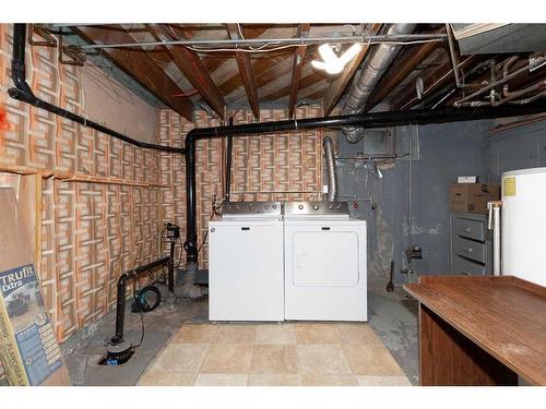 333 N 100 E, Raymond, AB - Indoor Photo Showing Laundry Room