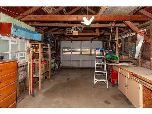 333 N 100 E, Raymond, AB - Indoor Photo Showing Garage