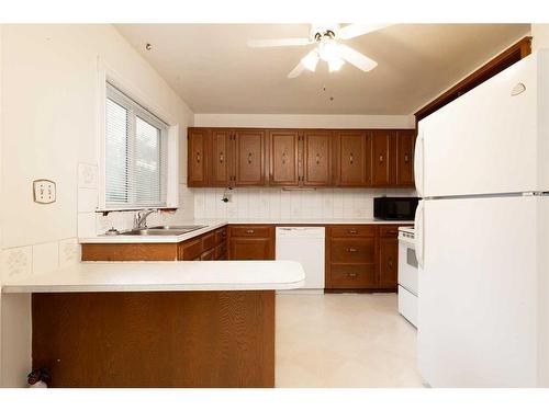 333 N 100 E, Raymond, AB - Indoor Photo Showing Kitchen With Double Sink