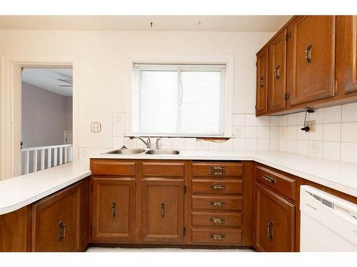 333 N 100 E, Raymond, AB - Indoor Photo Showing Kitchen With Double Sink