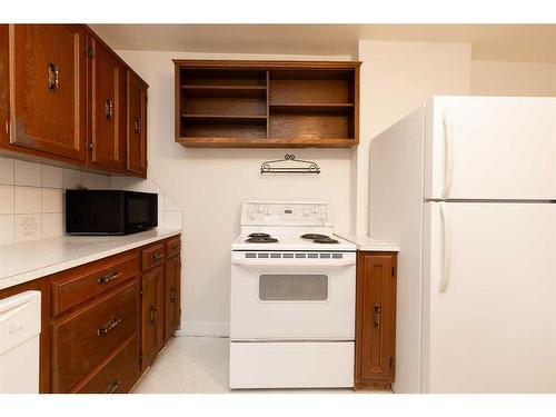 333 N 100 E, Raymond, AB - Indoor Photo Showing Kitchen