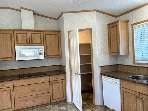 2026 136 Street, Blairmore, AB - Indoor Photo Showing Kitchen