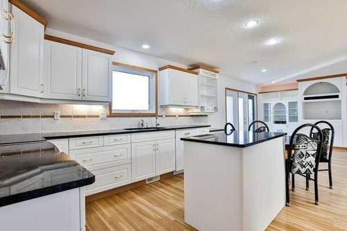 3019 48Th Avenue South, Lethbridge, AB - Indoor Photo Showing Kitchen With Upgraded Kitchen