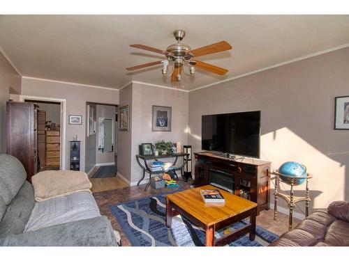 807 8 Avenue South, Lethbridge, AB - Indoor Photo Showing Living Room