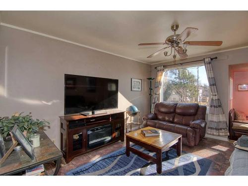 807 8 Avenue South, Lethbridge, AB - Indoor Photo Showing Living Room