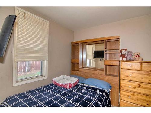 807 8 Avenue South, Lethbridge, AB - Indoor Photo Showing Bedroom