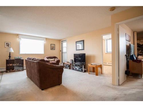 405-515 6 Street South, Lethbridge, AB - Indoor Photo Showing Living Room