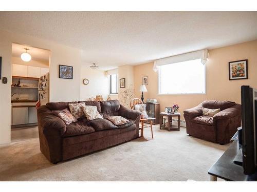 405-515 6 Street South, Lethbridge, AB - Indoor Photo Showing Living Room