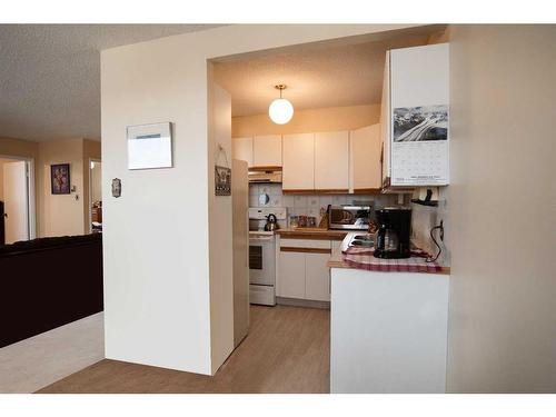 405-515 6 Street South, Lethbridge, AB - Indoor Photo Showing Kitchen