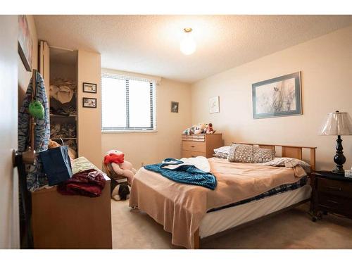 405-515 6 Street South, Lethbridge, AB - Indoor Photo Showing Bedroom