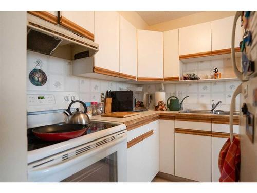 405-515 6 Street South, Lethbridge, AB - Indoor Photo Showing Kitchen