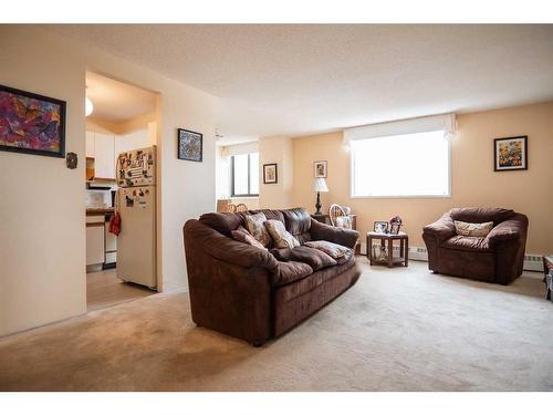 405-515 6 Street South, Lethbridge, AB - Indoor Photo Showing Living Room