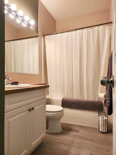 609 46 Avenue West, Claresholm, AB - Indoor Photo Showing Bathroom