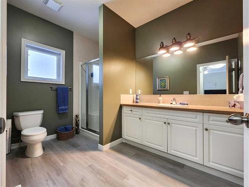 609 46 Avenue West, Claresholm, AB - Indoor Photo Showing Bathroom