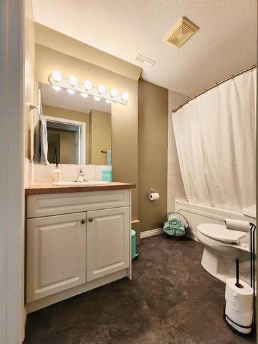 609 46 Avenue West, Claresholm, AB - Indoor Photo Showing Bathroom