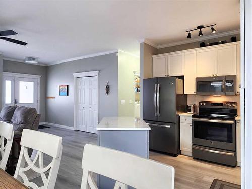 609 46 Avenue West, Claresholm, AB - Indoor Photo Showing Kitchen