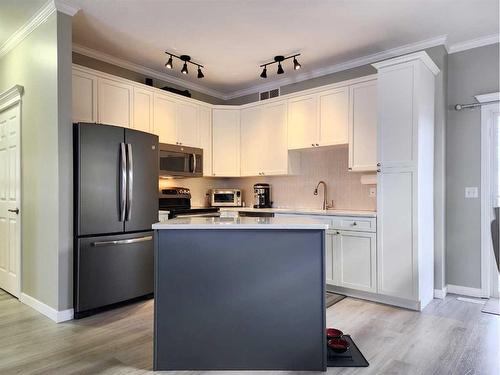 609 46 Avenue West, Claresholm, AB - Indoor Photo Showing Kitchen