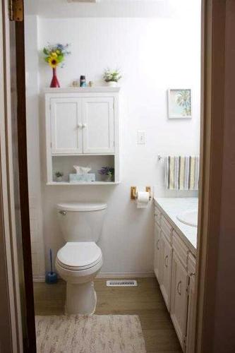 2301 16 Street North, Lethbridge, AB - Indoor Photo Showing Bathroom