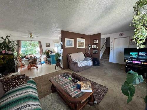 2301 16 Street North, Lethbridge, AB - Indoor Photo Showing Living Room