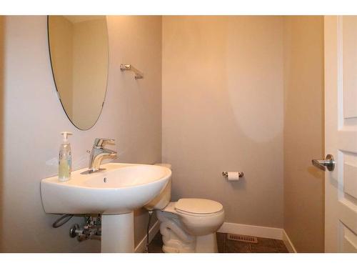 4-221 Silkstone Road West, Lethbridge, AB - Indoor Photo Showing Bathroom