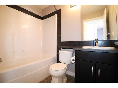 4-221 Silkstone Road West, Lethbridge, AB - Indoor Photo Showing Bathroom