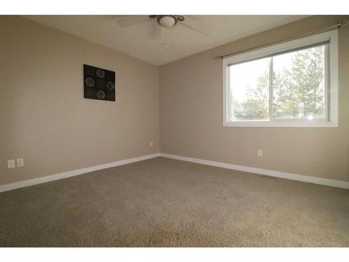 4-221 Silkstone Road West, Lethbridge, AB - Indoor Photo Showing Other Room