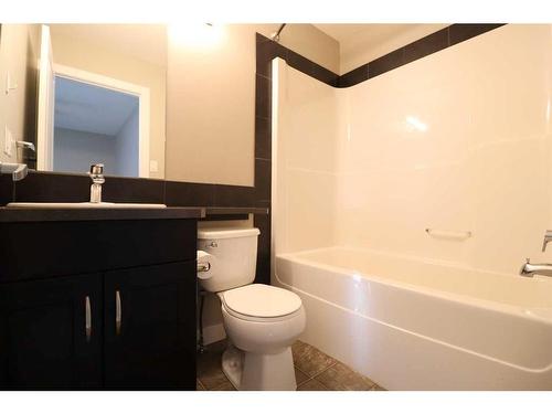 4-221 Silkstone Road West, Lethbridge, AB - Indoor Photo Showing Bathroom