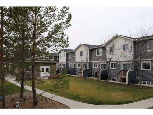 4-221 Silkstone Road West, Lethbridge, AB - Outdoor