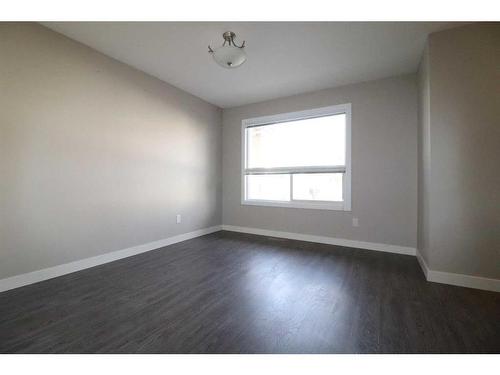 4-221 Silkstone Road West, Lethbridge, AB - Indoor Photo Showing Other Room