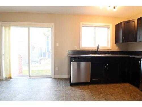 4-221 Silkstone Road West, Lethbridge, AB - Indoor Photo Showing Kitchen