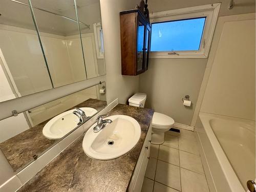 2014 14 Avenue South, Lethbridge, AB - Indoor Photo Showing Bathroom