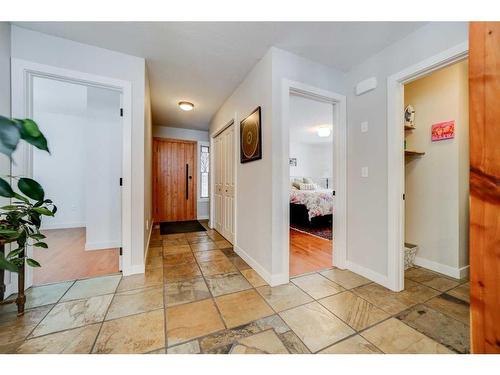 #5-5302 19Th Avenue, Coleman, AB - Indoor Photo Showing Living Room