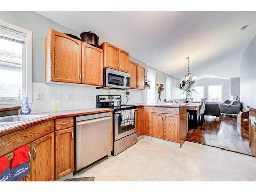 1968 Parkside Boulevard, Coaldale, AB - Indoor Photo Showing Kitchen