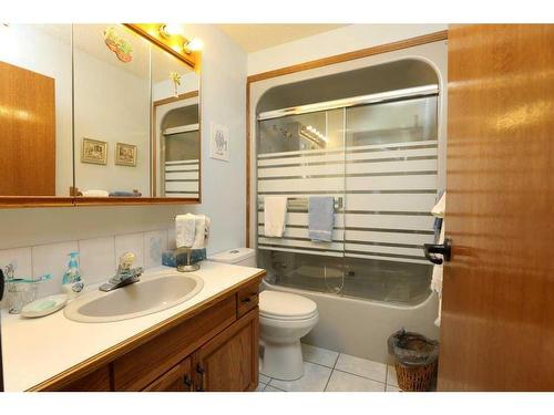 4106 Heritage Drive, Taber, AB - Indoor Photo Showing Bathroom