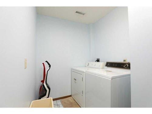 4106 Heritage Drive, Taber, AB - Indoor Photo Showing Laundry Room