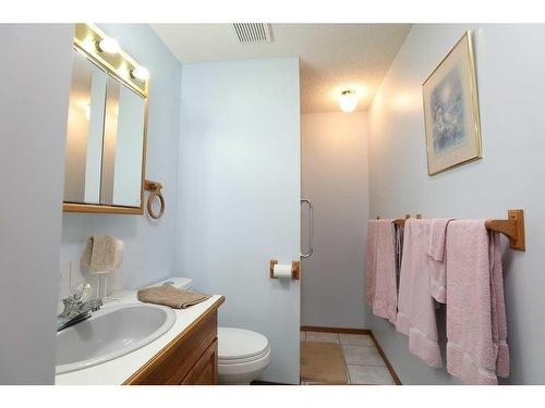 4106 Heritage Drive, Taber, AB - Indoor Photo Showing Bathroom