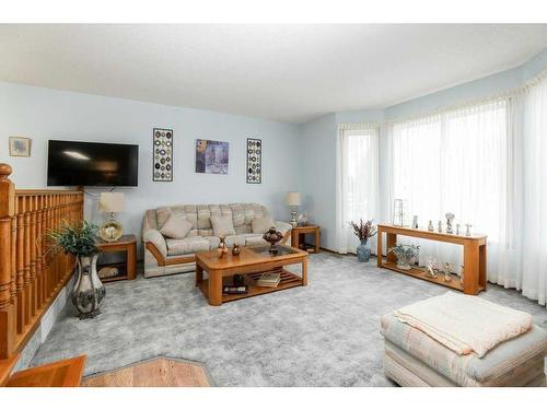 4106 Heritage Drive, Taber, AB - Indoor Photo Showing Living Room