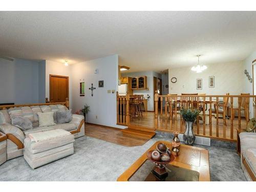 4106 Heritage Drive, Taber, AB - Indoor Photo Showing Living Room