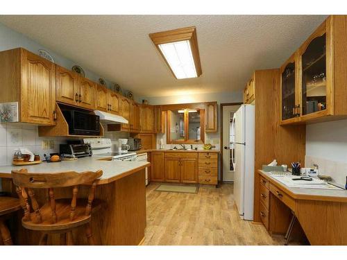 4106 Heritage Drive, Taber, AB - Indoor Photo Showing Kitchen