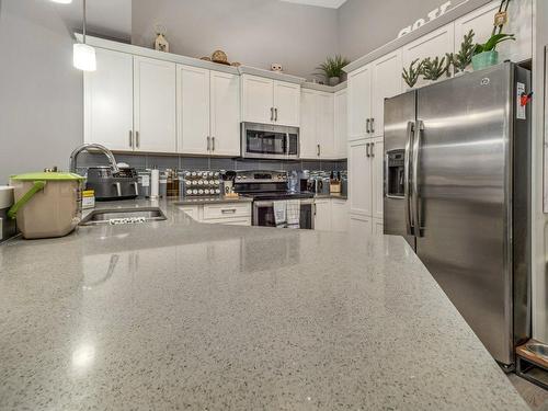 348 Crocus Terrace West, Lethbridge, AB - Indoor Photo Showing Kitchen With Upgraded Kitchen