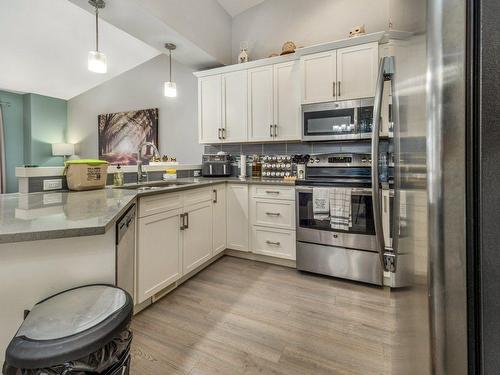 348 Crocus Terrace West, Lethbridge, AB - Indoor Photo Showing Kitchen With Upgraded Kitchen